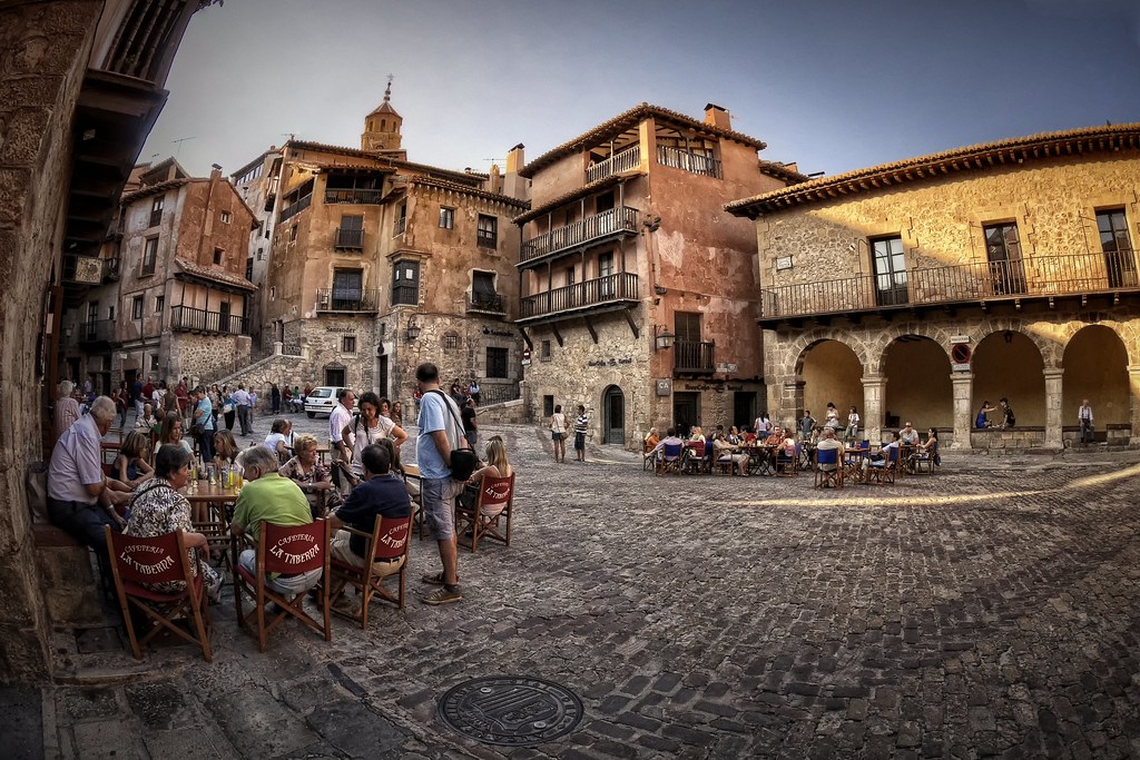 Explora el casco antiguo de Albarracín